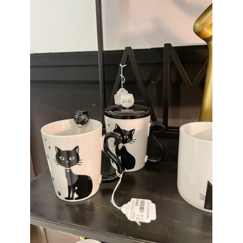 Чашки в форме котиков комплект из двух  J-LINE кошка и кот с бантиком с ложечкой и крышкой 350 мл Бельгия